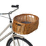 Panier avant pour vélo Basil Pluto en osier naturel, parfait pour transporter votre chien confortablement