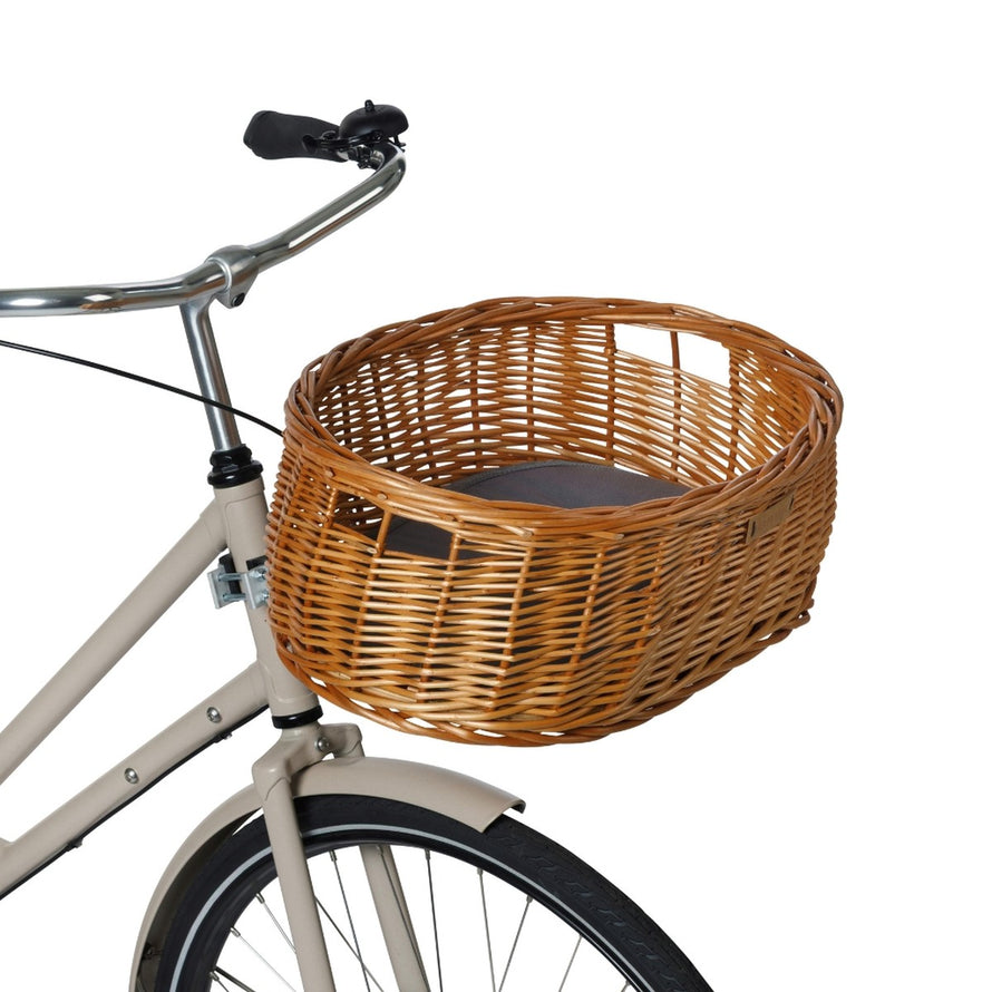 Panier avant pour vélo Basil Pluto en osier naturel, parfait pour transporter votre chien confortablement
