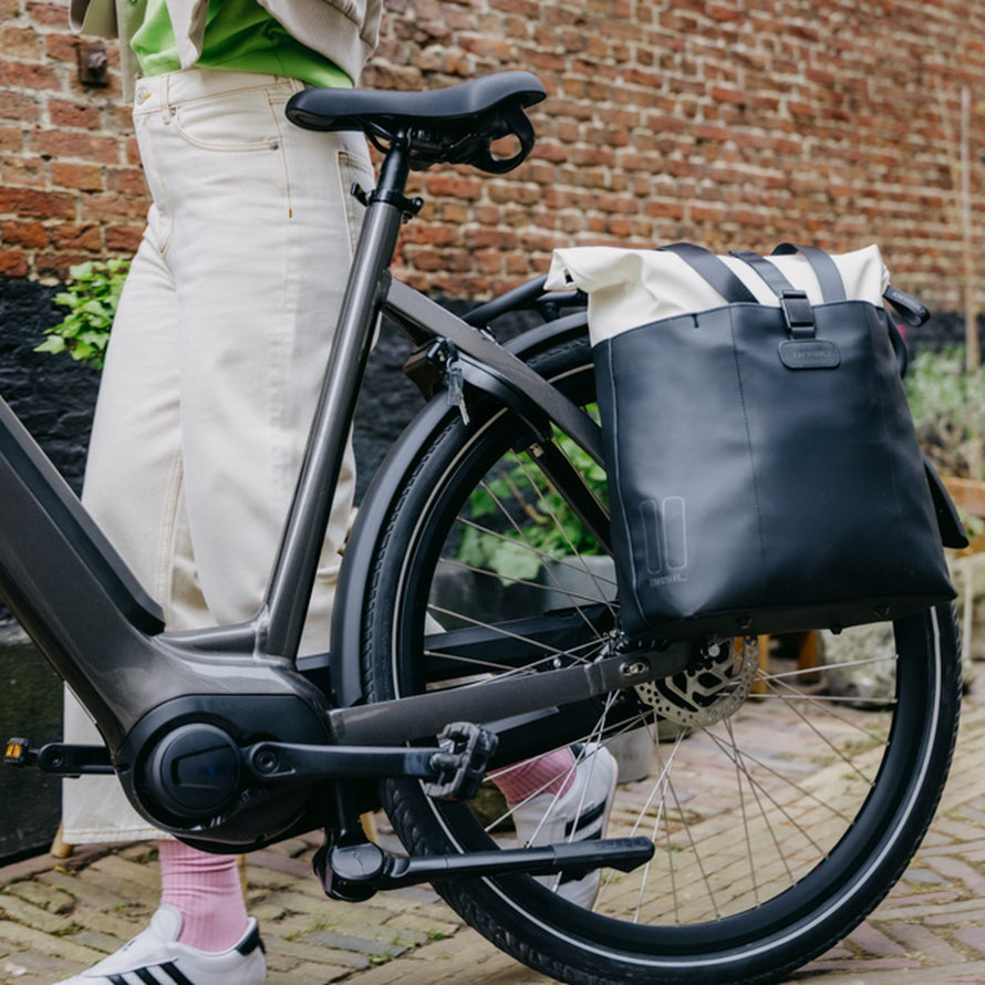 Sac cabas etanche Basil Vive 20 L noir et creme pour velo, protege efficacement contre la pluie