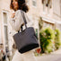 Sac cabas etanche pour velo 20 L Basil Vive noir et ecru, design urbain et protection contre la pluie