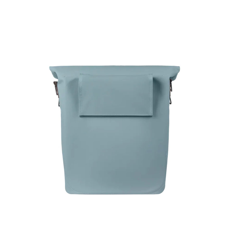 Sacoche Basil City Shopper bleu ciel pour porte-bagages MIK Studs, design épuré et fonctionnel pour vélo urbain