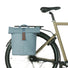 Sacoche Basil City Shopper bleu clair pour porte-bagages MIK Studs, élégante et fonctionnelle pour vélo urbain