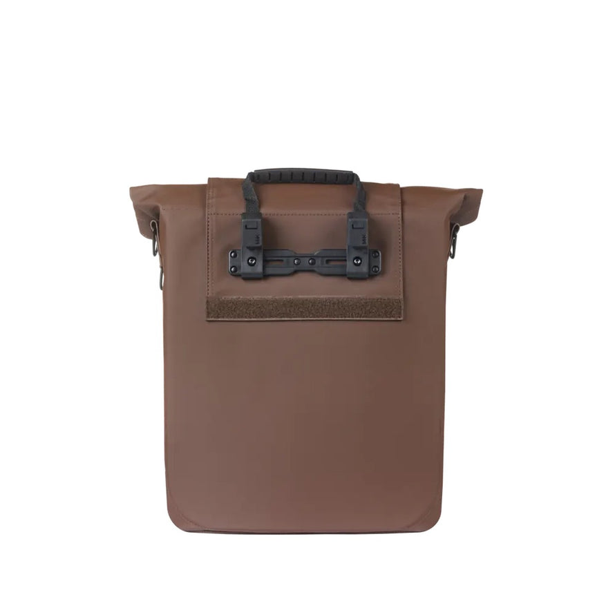 Sacoche Basil City Shopper marron mat pour porte-bagages MIK Studs, idéale pour cyclistes urbains exigeants