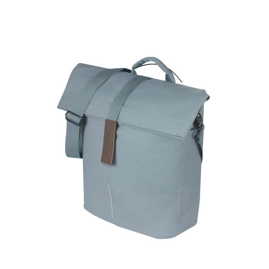 Sacoche Basil City Shopper bleu pour porte-bagages MIK Studs, pratique et élégante pour vélo urbain