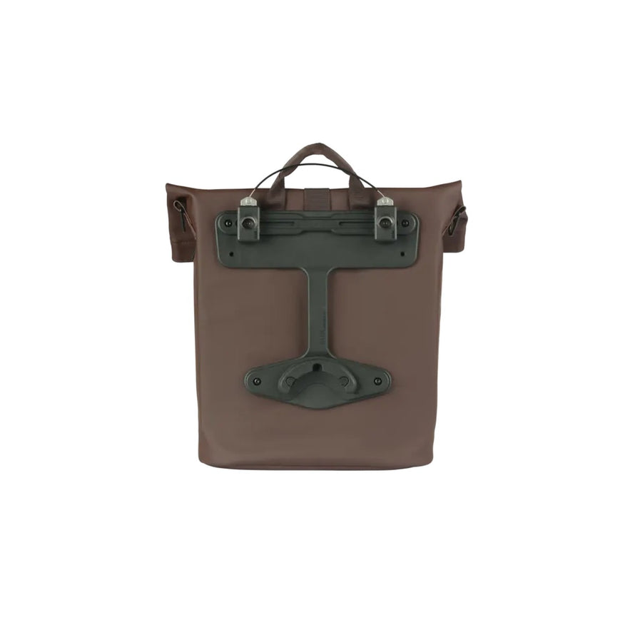 Sacoche Basil City Shopper marron pour porte-bagages MIK Studs, design urbain et fixation rapide pour cyclistes