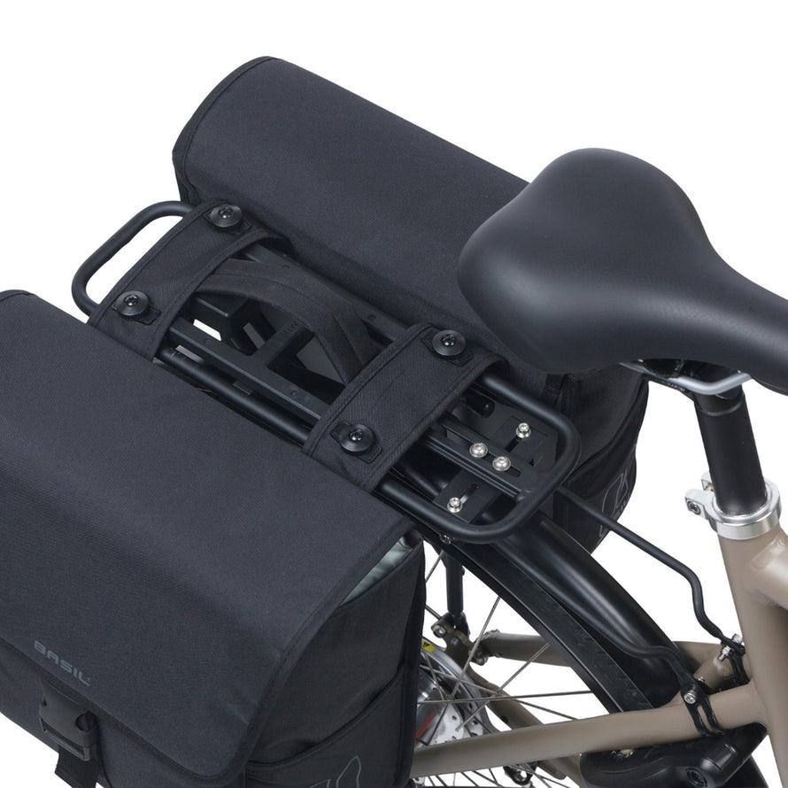 Sacoche double vélo Basil GO amovible 2x16L noire compacte fixée sur porte-bagages arrière