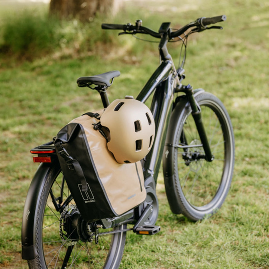 Sacoche porte-bagages Basil Rivo beige et noir, étanche et pratique pour vélo urbain avec fixation sécurisée
