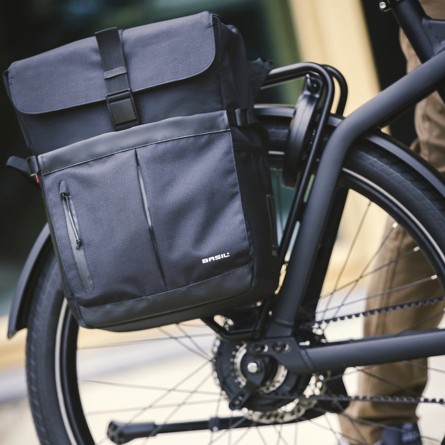 Sacoche vélo bandoulière Basil Move 15 L noire, fonctionnelle et résistante pour cyclistes urbains actifs