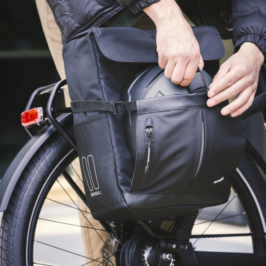 Sacoche vélo Basil Move 15 L noire avec rangement casque, idéale pour cyclistes urbains modernes et organisés