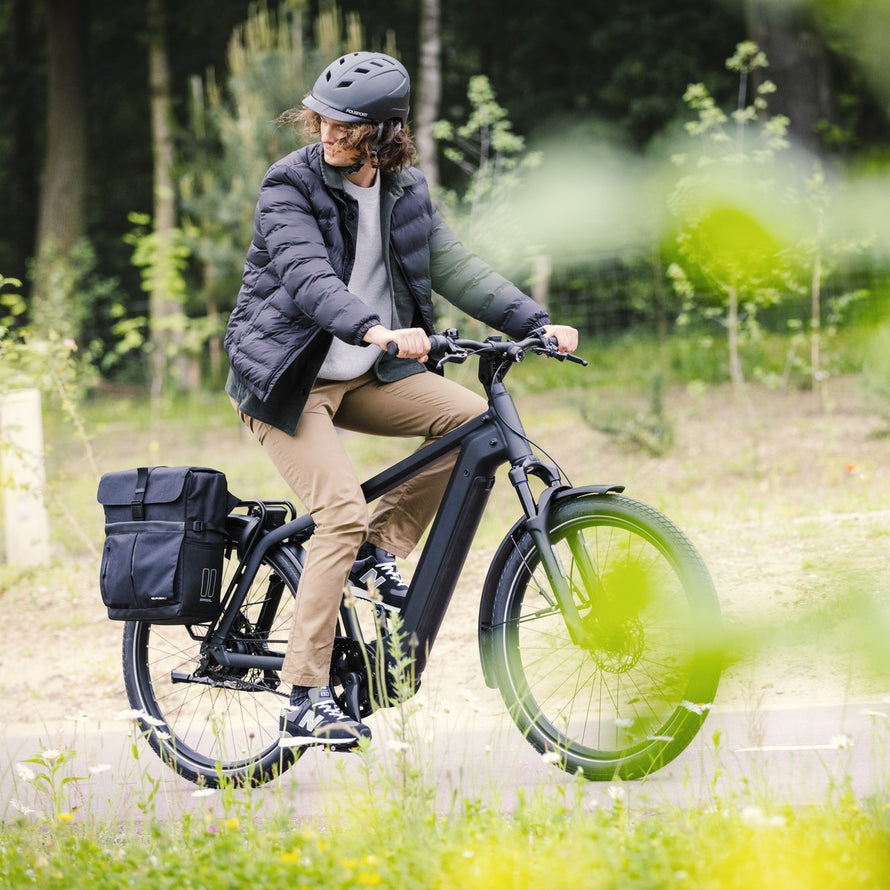 Sacoche vélo bandoulière Basil Move 15 L noire, pratique et résistante pour les trajets urbains quotidiens