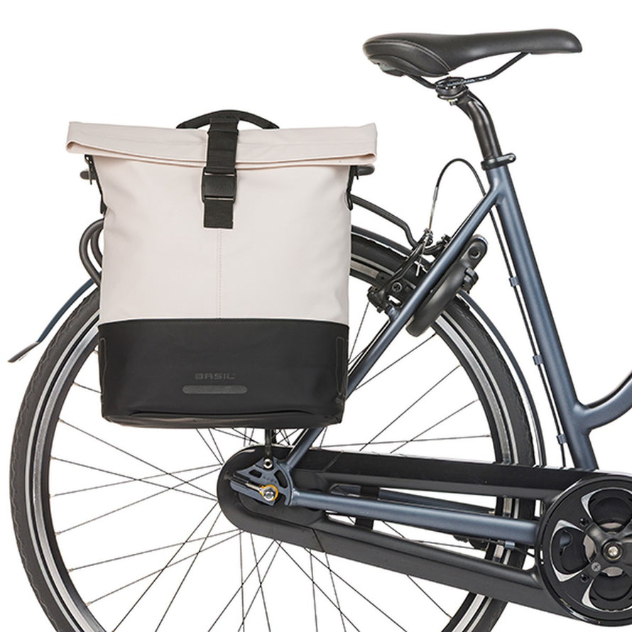Sacoche vélo Basil Cove 16 L beige noir fixée sur porte-bagages vélo de ville, robuste et élégante