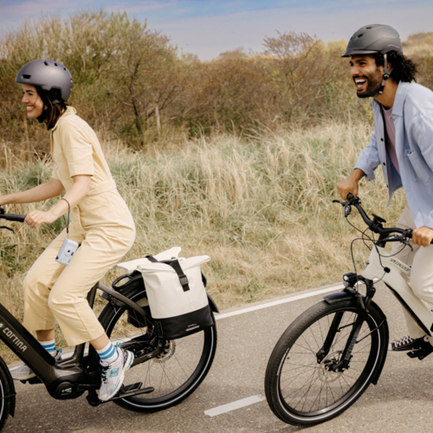 Sacoche vélo de ville Basil Cove 16 L beige noir fixée sur porte-bagages, étanche et design urbain pratique