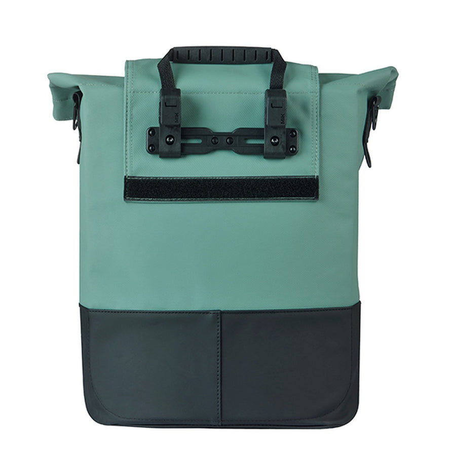 Sacoche vélo de ville Basil Cove 16 L couleur menthe et noir, étanche avec fixation rapide pour porte-bagages
