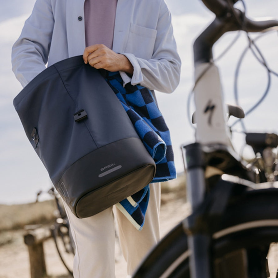 Sacoche vélo de ville Basil Cove 16 L noire mate, design épuré et fixation facile pour porte-bagages