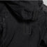Détail veste vélo imperméable Basil Skane noire avec gouttes d'eau, respirante et protectrice pour cyclistes urbains