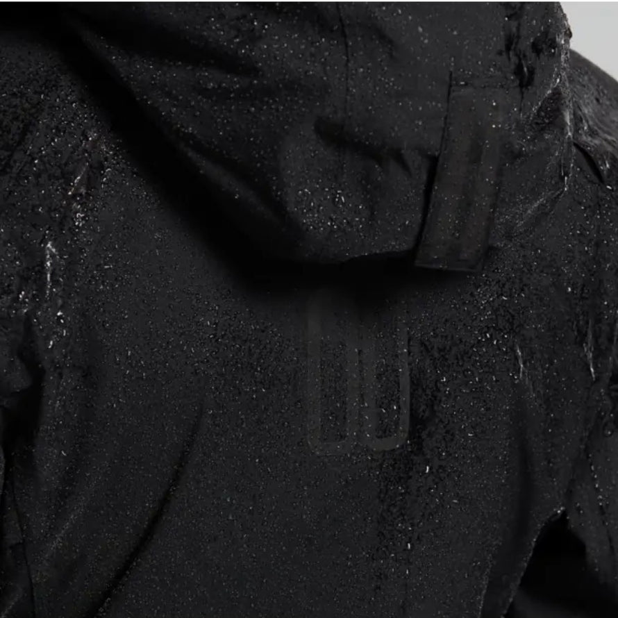 Détail veste vélo imperméable Basil Skane noire avec gouttes d'eau, respirante et protectrice pour cyclistes urbains