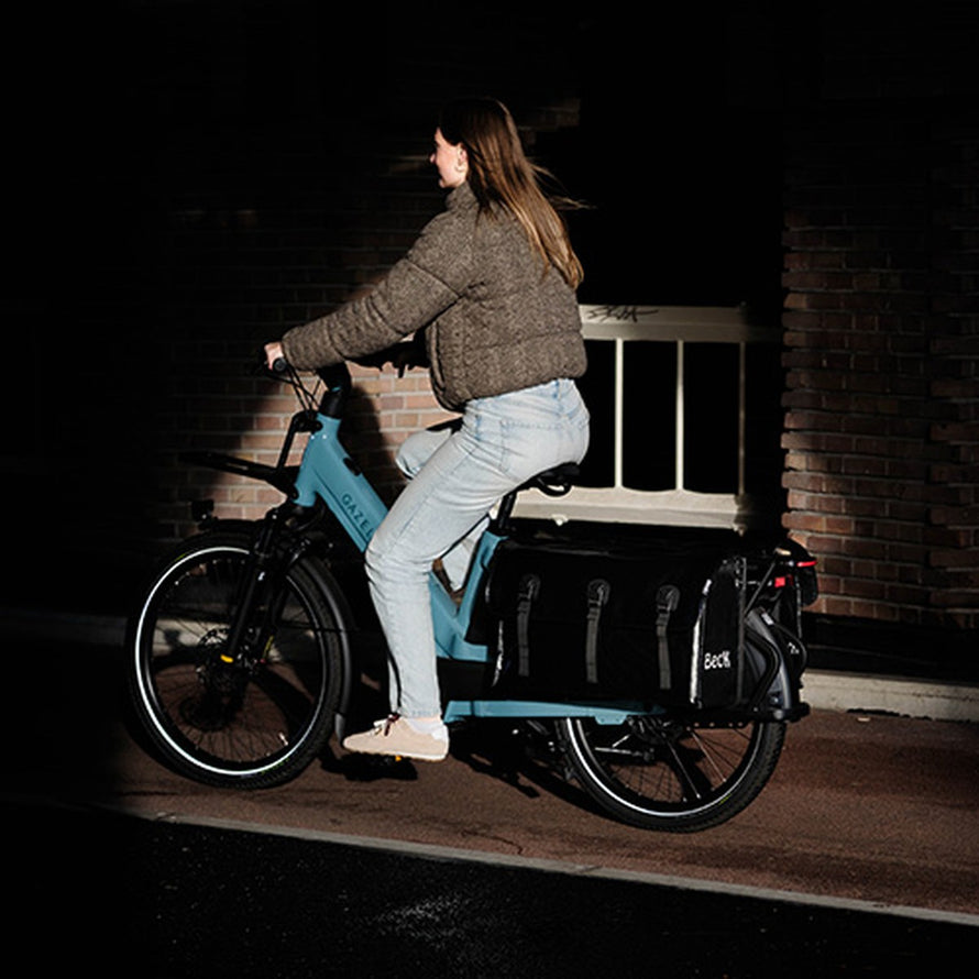 Sacoche double Beck Looong fixée sur un vélo longtail, idéale pour transporter vos affaires en ville