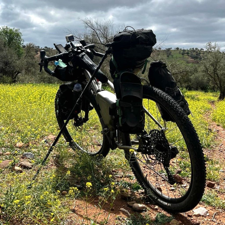 Béquille vélo télescopique sur rail de selle pour vélo de voyage. 