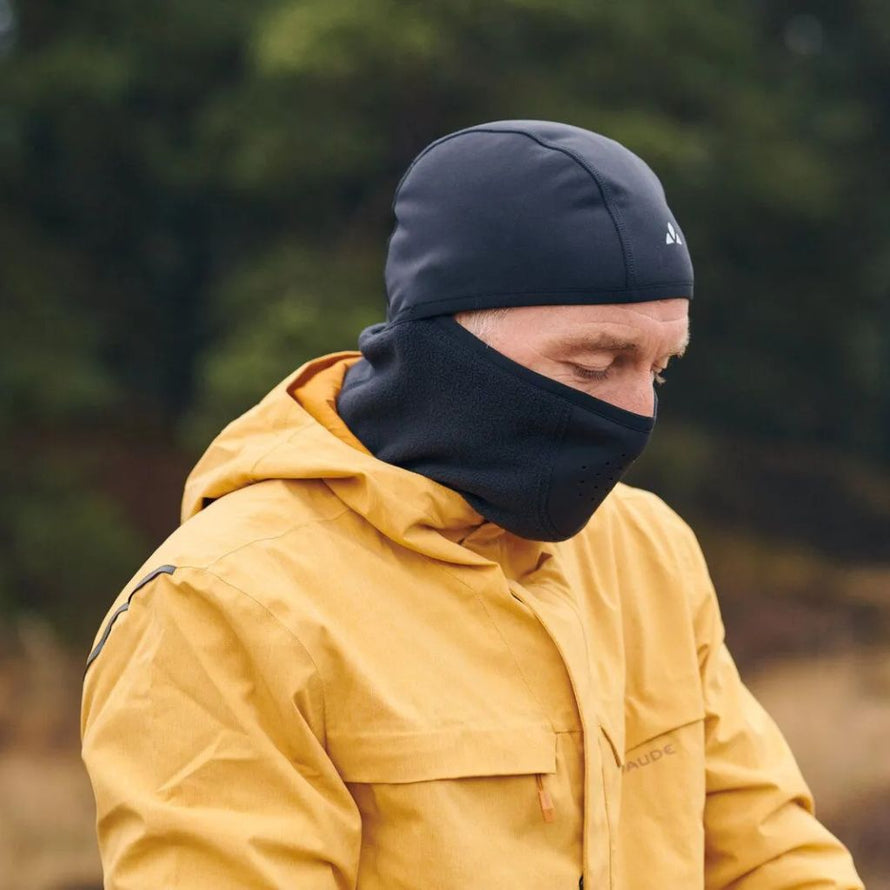 Cycliste portant la cagoule Vaude  combinaison tour de cou polaire et bonnet sous casque.