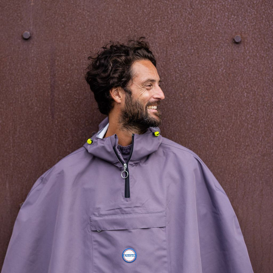 Imperméable vélo poncho adulte unisexe recyclé avec capuche, pour cyclisme urbain par temps de pluie.