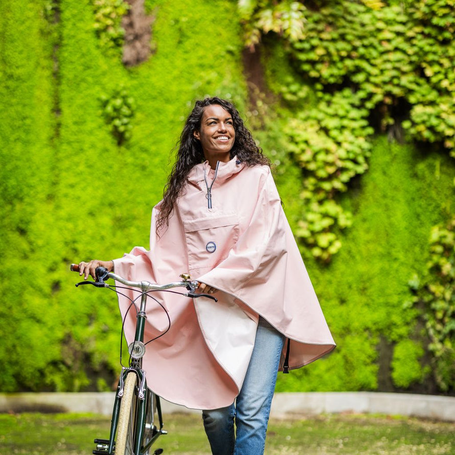 Poncho pluie cycliste urbain unisexe recyclé imperméable avec capuche ajustable.