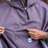 Cape vélo imperméable urbaine unisexe recyclée avec capuche, design pratique et écologique.