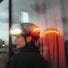Cycliste urbain portant le casque Abus Hyp-E Ace avec visière transparente et feu arrière intégré idéal pour vélotaf et e-bike