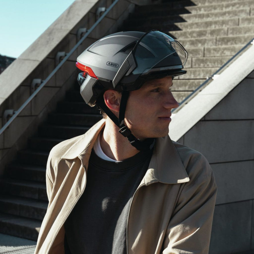 Casque Abus Hyp-E Ace avec feux led clignotants intégrés et télécommande sans fil pour une signalisation optimale en ville