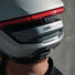 Zoom sur l’arrière du casque Abus Hyp-E Ace avec éclairage led intégré et bouton de commande usb pour cyclistes urbains