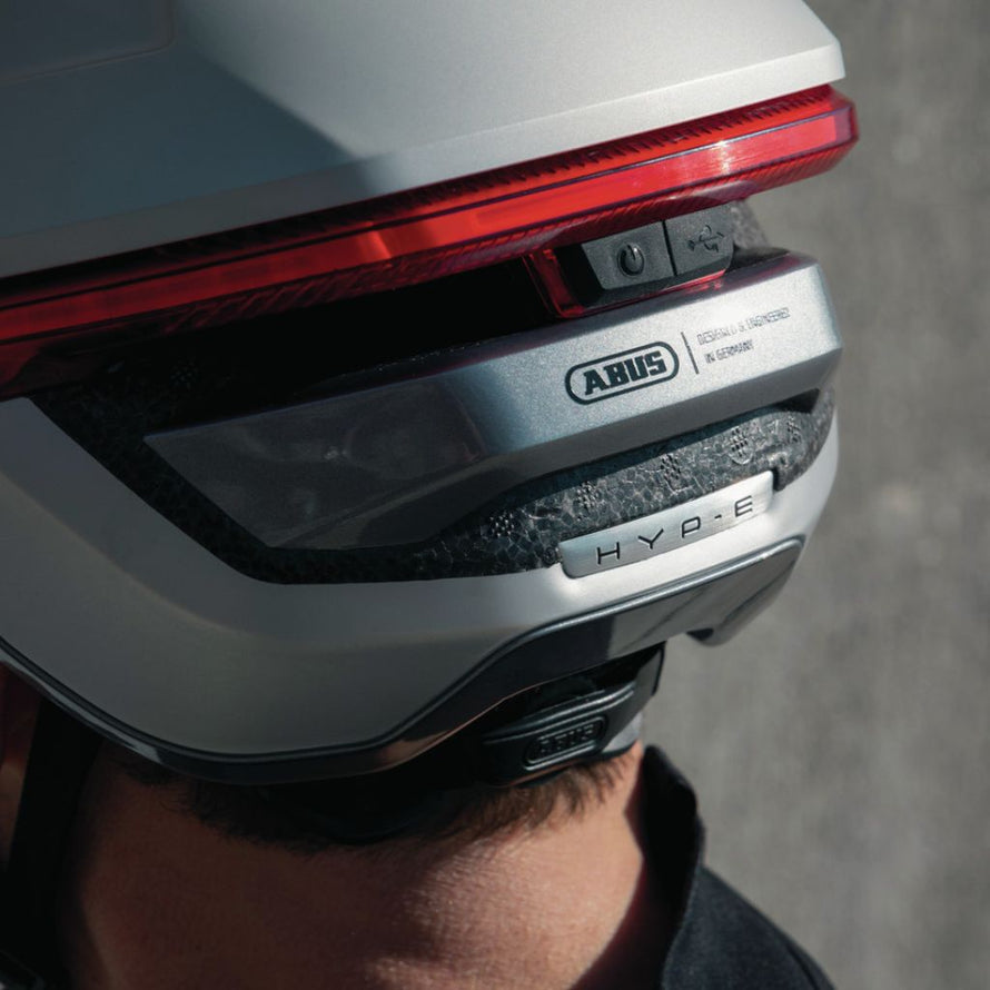 Zoom sur l’arrière du casque Abus Hyp-E Ace avec éclairage led intégré et bouton de commande usb pour cyclistes urbains
