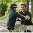 Enfant roulant à vélo avec l'aide d'un adluteavec le casque PUKY noir, protection sûre et design moderne