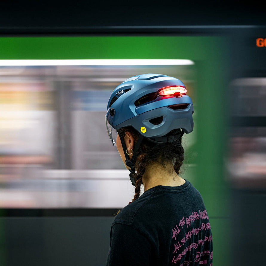 Casque Met Intercity Mips bleu avec feu arrière lumineux pour sécurité en vélo urbain