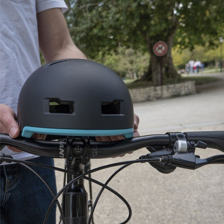 Casque multisport, urbain et vélo cargo CooLRide posé sur un guidon