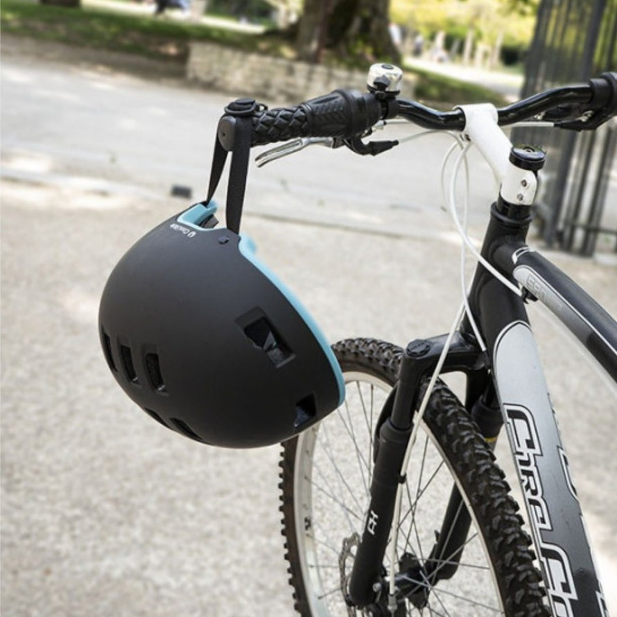Casque multisport, urbain et vélo cargo CooLRide suspendu sur un guidon