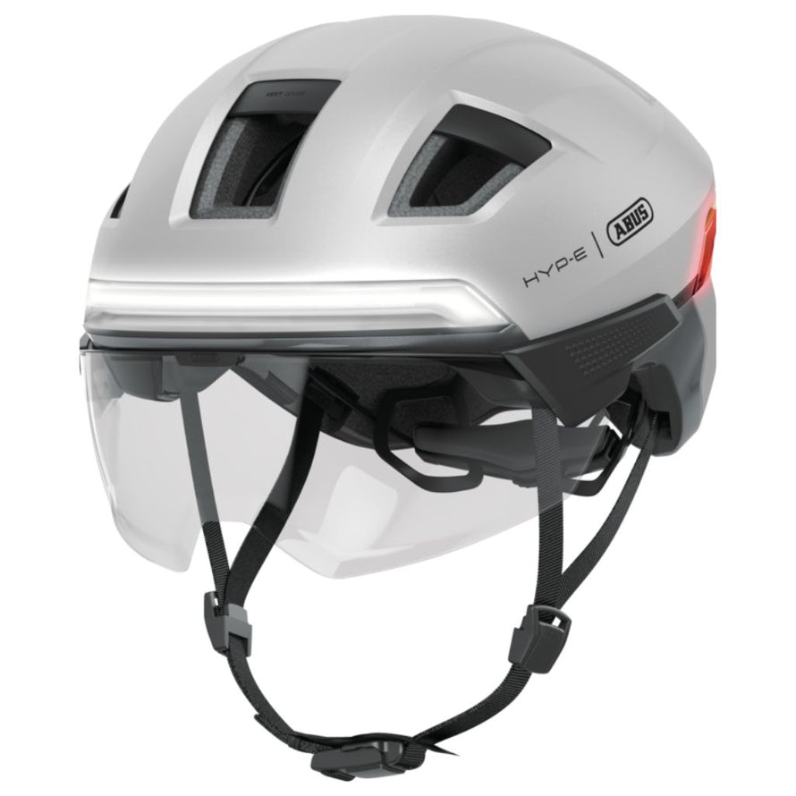 Casque Abus Hyp-E Ace en angle avant montrant la visière relevable et le système d’aération pour un confort optimal