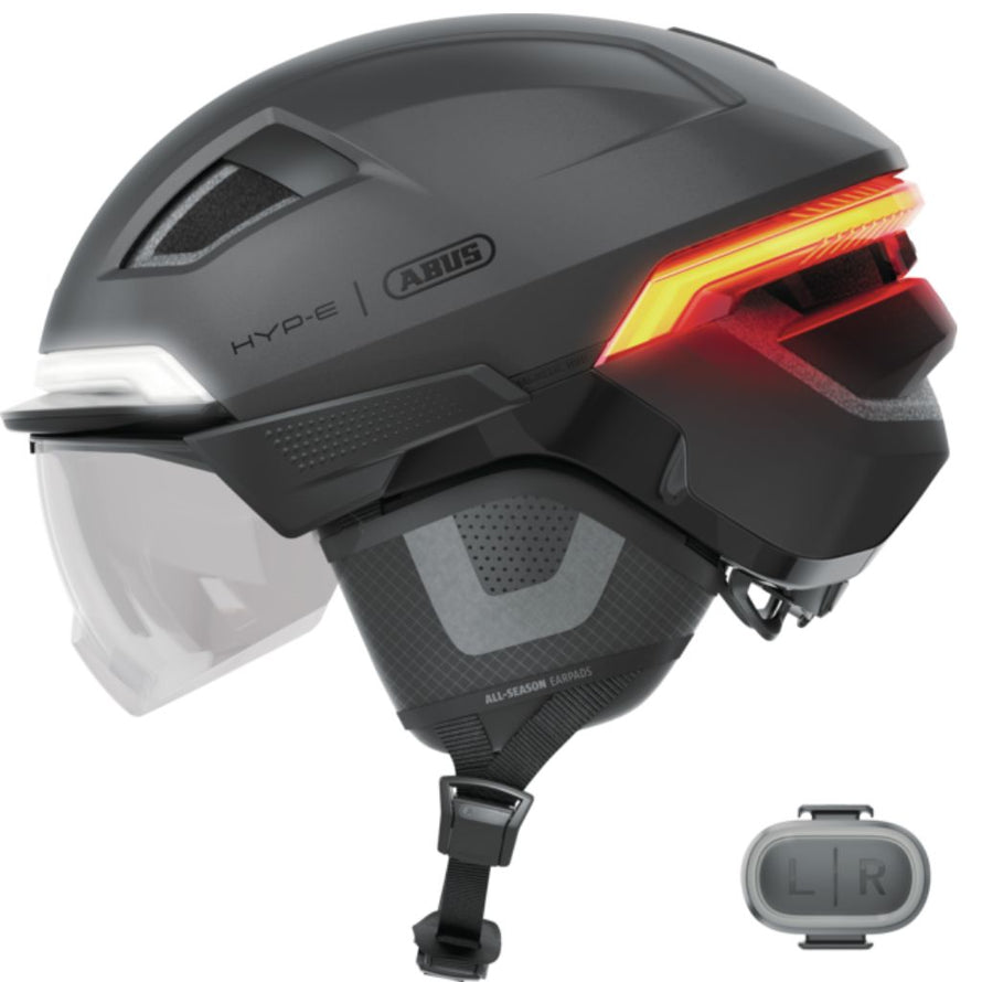 Casque Abus Hyp-E Ace en version noire avec visière intégrée et feu arrière led pour la pratique du vélo électrique