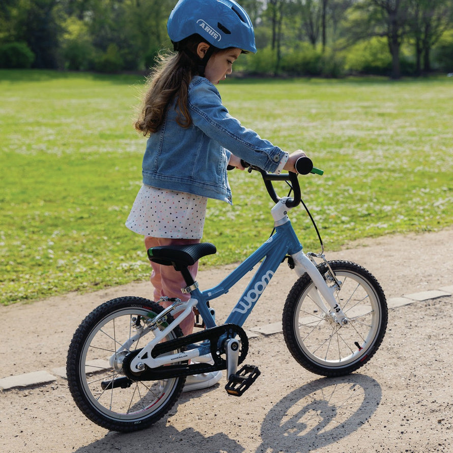 Casque vélo bébé Abus Smiley 3.0 shiny bleu, protection légère et confortable pour premiers tours de roue