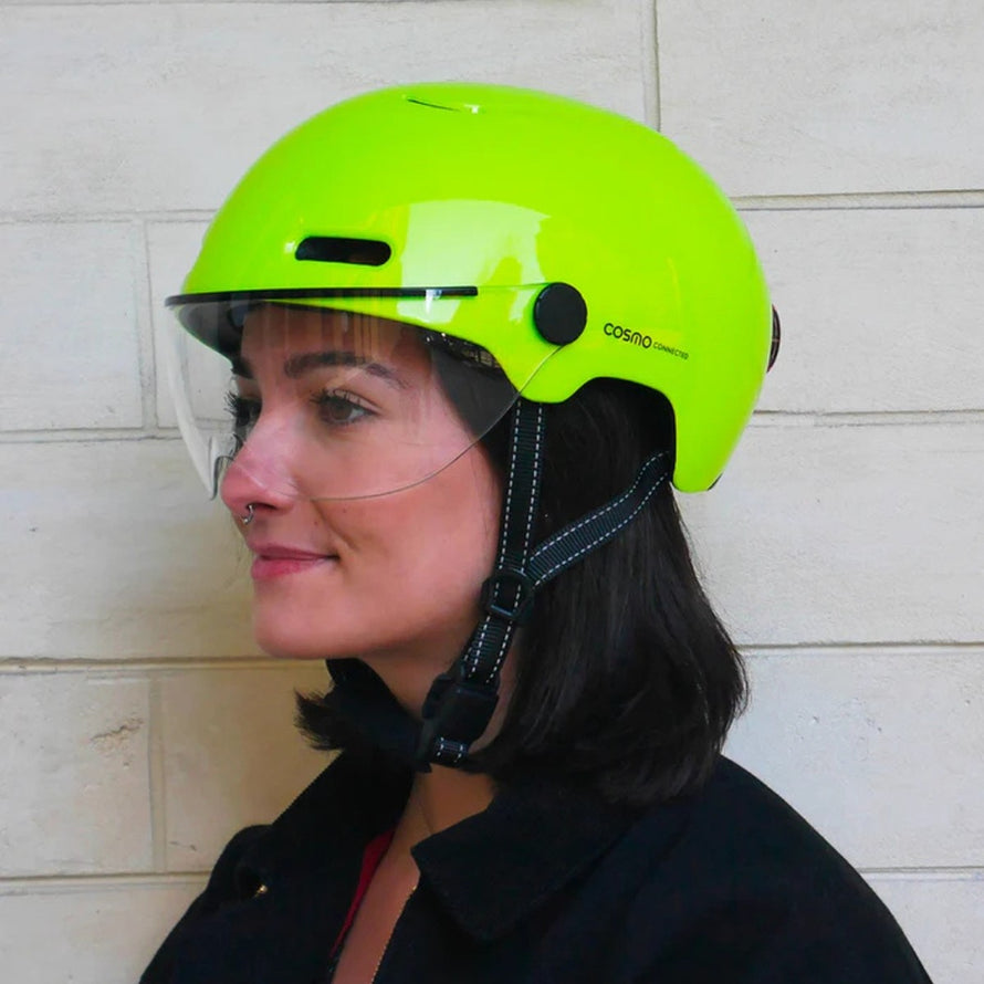 casque velo connecte cosmo connected fusion jaune avec visiere transparente porte par une femme
