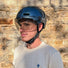 casque velo connecte cosmo connected fusion noir avec visiere transparente porte par un homme