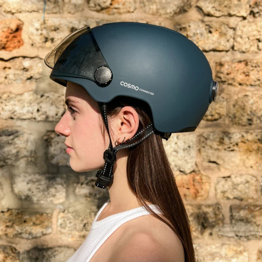 Casque vélo connecté Cosmo Connected Fusion bleu profil femme avec visière intégrée et système de sécurité innovant
