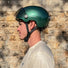 Casque vélo connecté Cosmo Connected Fusion vert vue de profil porté par un homme en extérieur