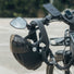 Casque de vélo électrique Virgo Integral noir avec mentonnière et visière, attaché au guidon d’un vélo urbain à assistance électrique.