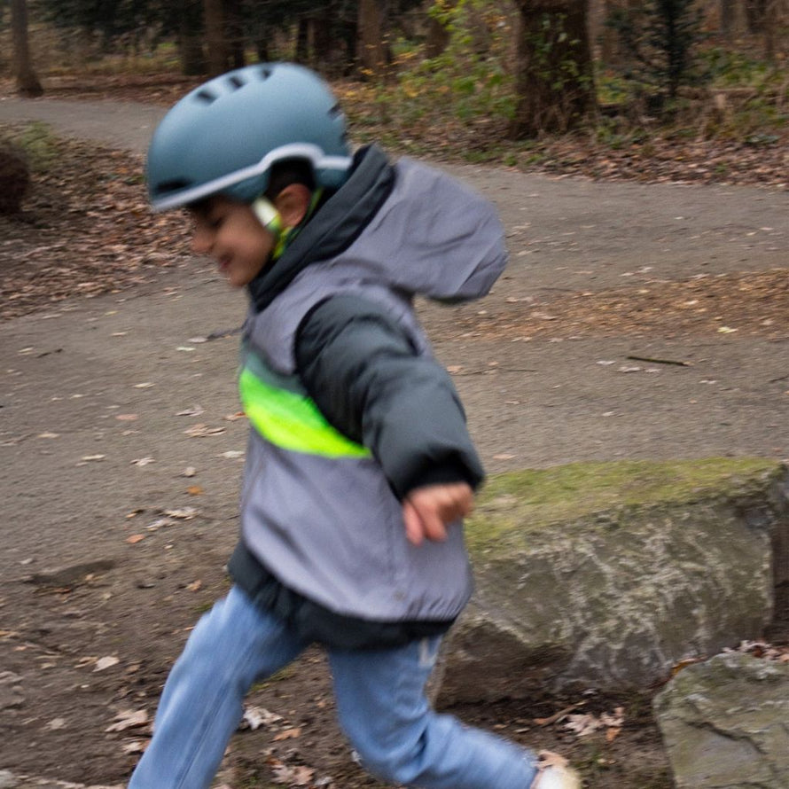 Casque vélo enfant GoFluo Maze Lazer haute visibilité protection optimale kineticore design urbain khaki
