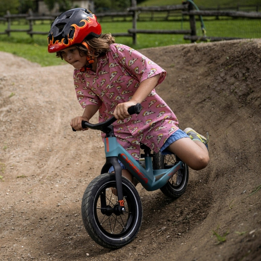 Casque enfant vélo Hourra MET rouge et noir avec motifs flammes, sécurité et confort pour enfants de 1 à 7 ans