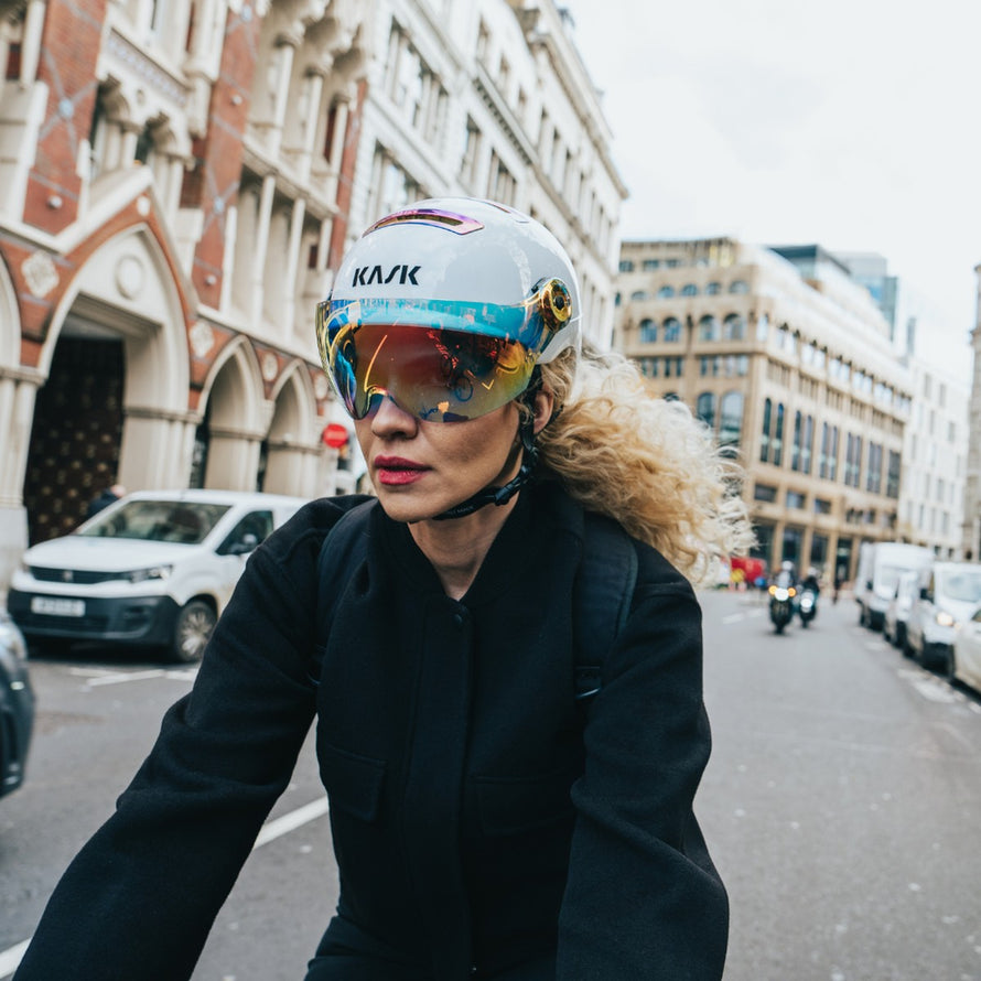 Casque vélo Kask Urban R Rainbow avec visière urbaine réfléchissante pour cyclistes modernes