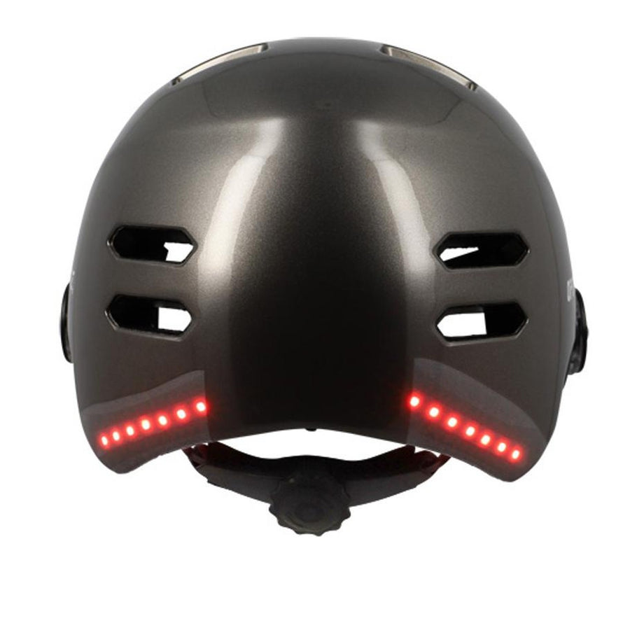 Casque vélo Optimiz avec visière et clignotants LED rouges intégrés pour sécurité active et visibilité en ville