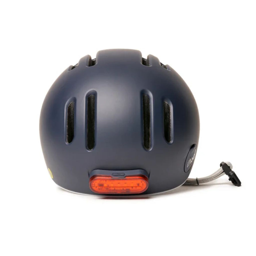 Casque pour cyclistes urbains avec feu arrière LED, ouverture pour antivol vélo et visière