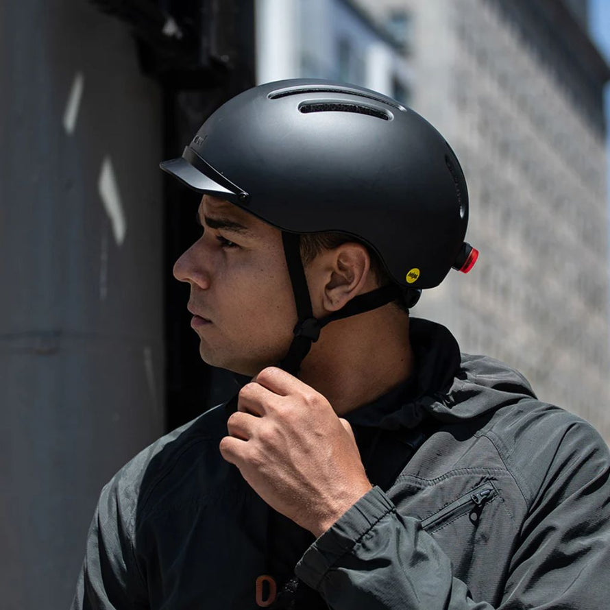 Casque vélo Thousand avec visière et éclairage arrière pour cyclistes urbains