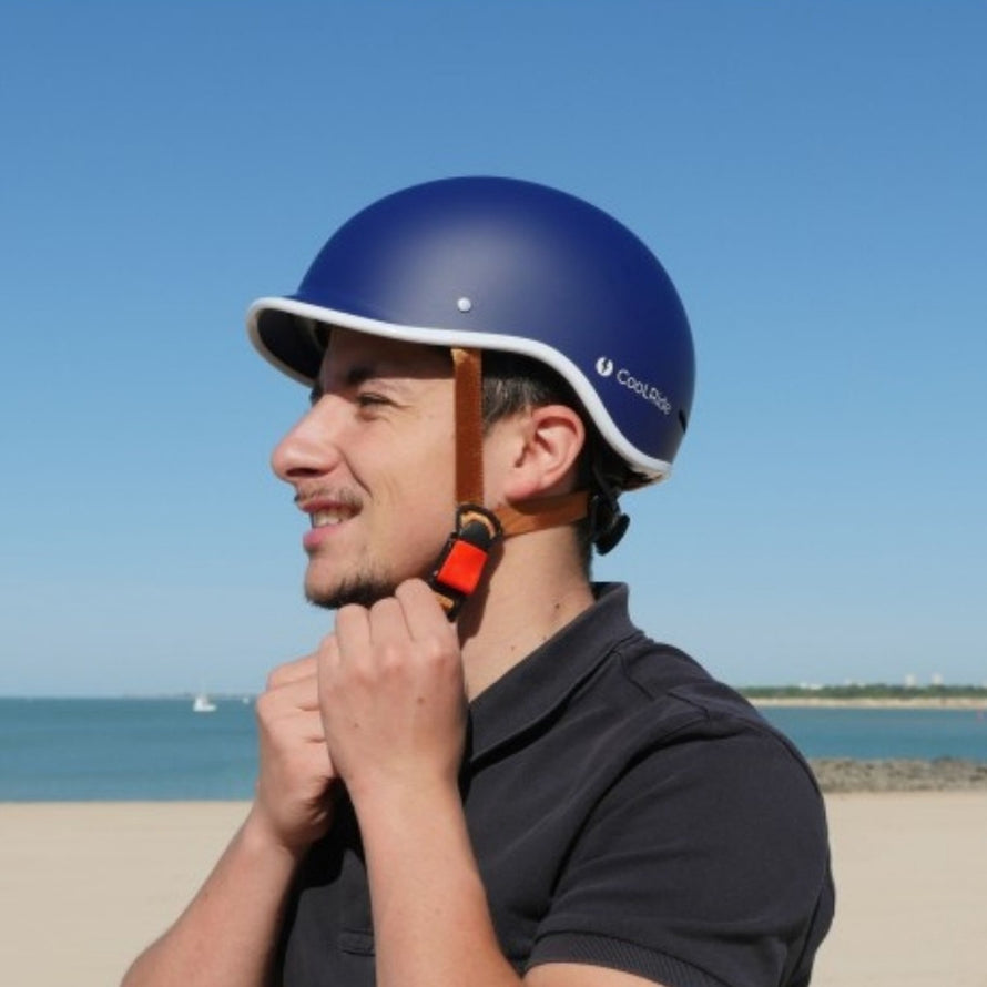 Casque vélo ville Coolride Headlock avec visière et sangle cuir marron pour un style urbain et sécurisé