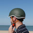 Casque vélo ville Coolride Headlock avec visière et sangle marron pour confort et sécurité en milieu urbain